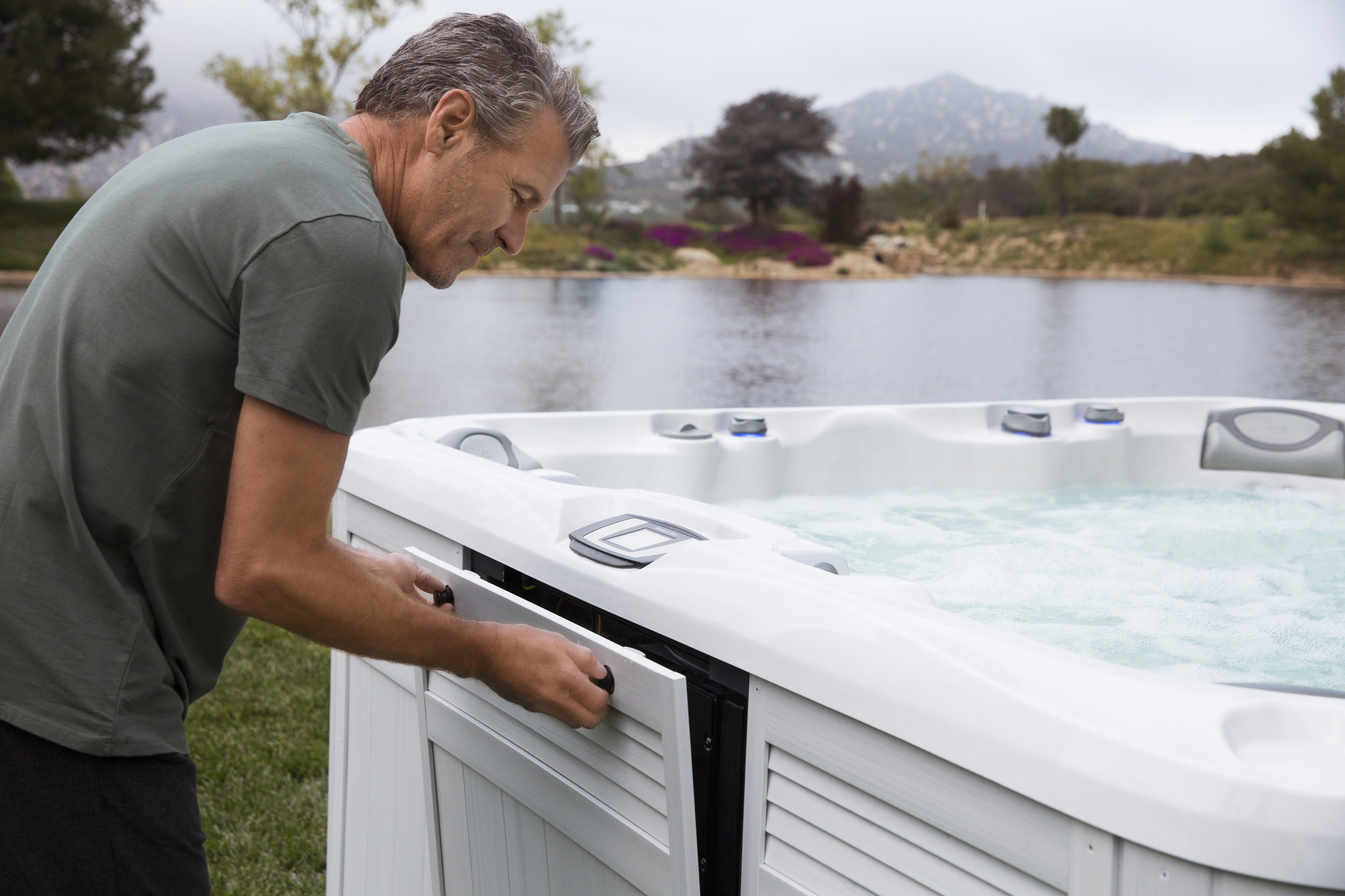 cleaning a hot tub